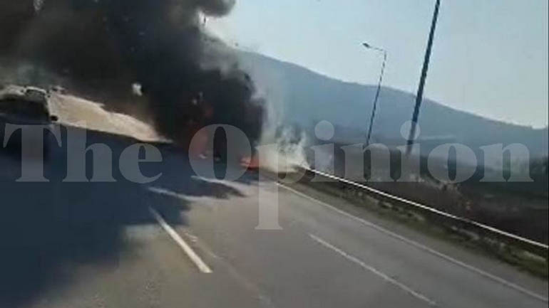 Νταλίκα στο Δερβένι άρπαξε φωτιά εν κινήσει